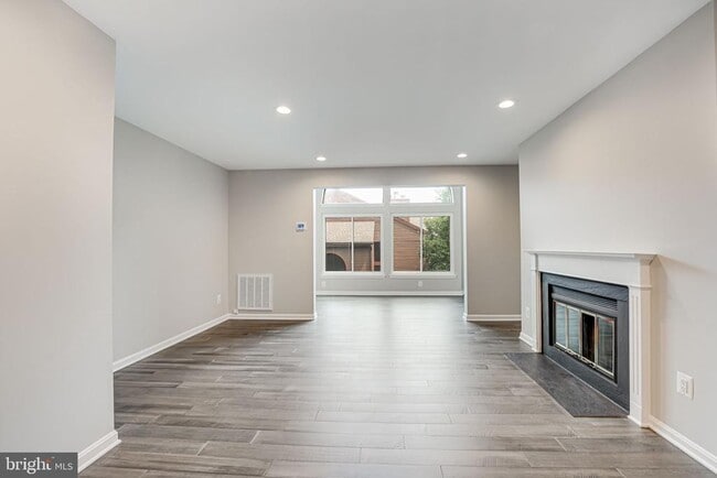 Building Photo - 2815 Lee Oaks Ct