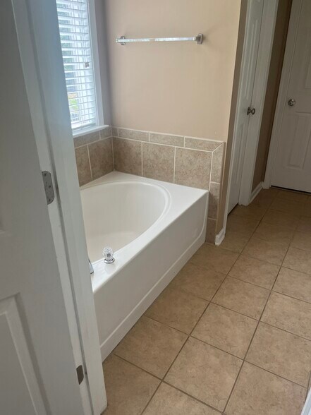 Building Photo - 2530 Sandown Ct