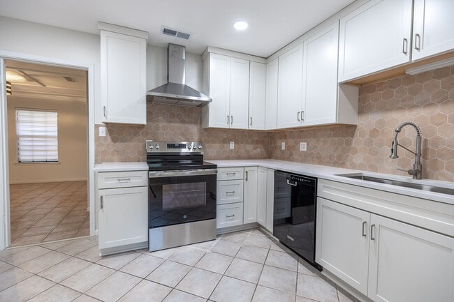 Building Photo - Newly Remodeled Fairhope Cottage Near Downtown!