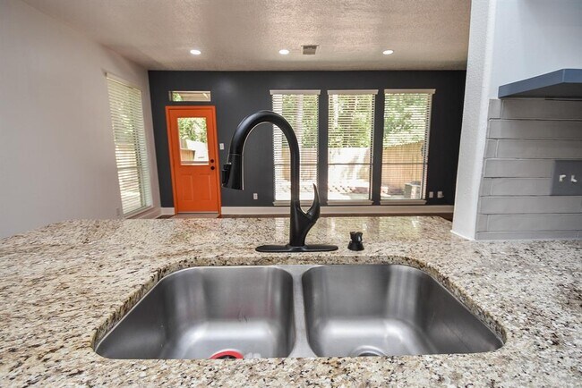 Building Photo - 138 Willowwood Cir