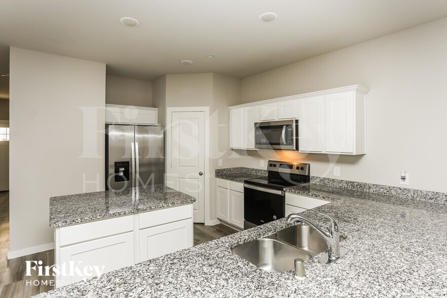 Building Photo - 616 Ava Trl