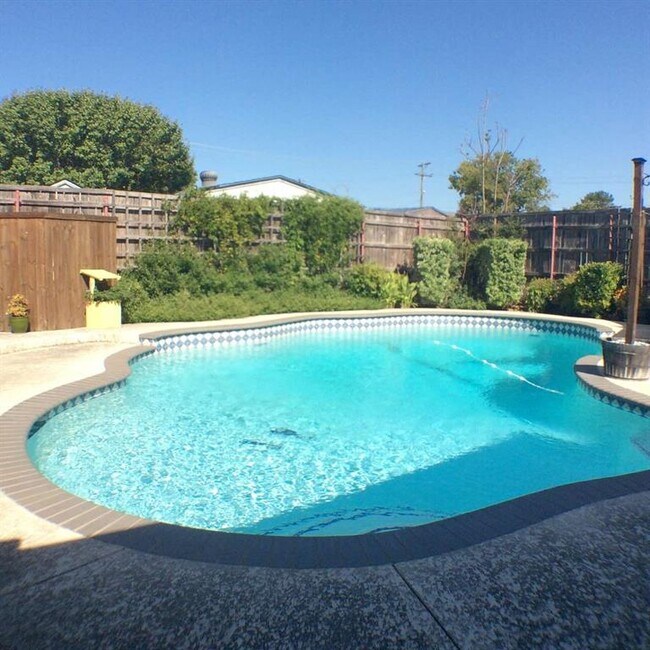 Building Photo - 503 Cozby St N