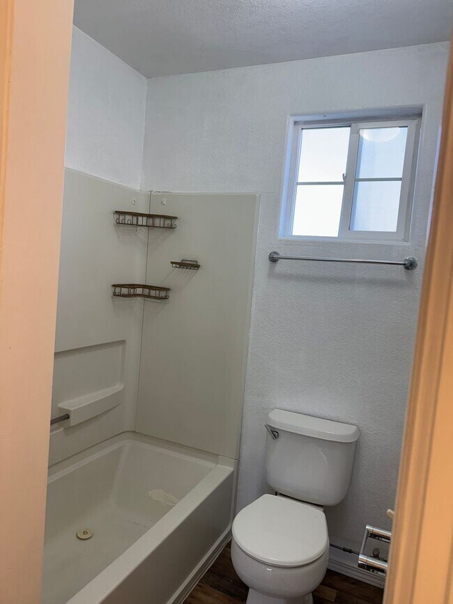 Building Photo - 481 1/2 Tracy Dr