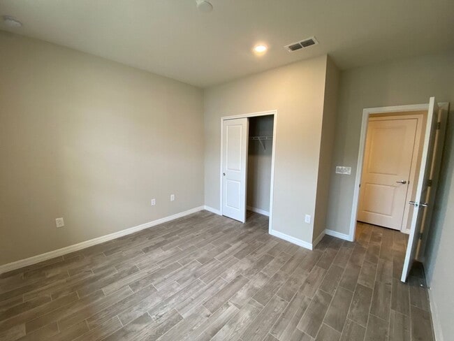 Building Photo - Freshly Updated 5-Bedroom, 4-Bath Home in Grand Oaks – Nearly New Condition