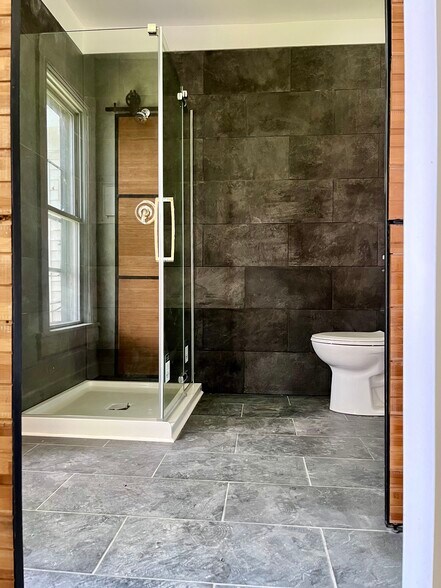 Building Photo - 711 Edgewater Ave