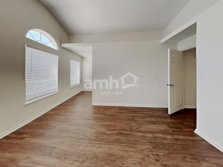 Building Photo - 10421 Opus Dr