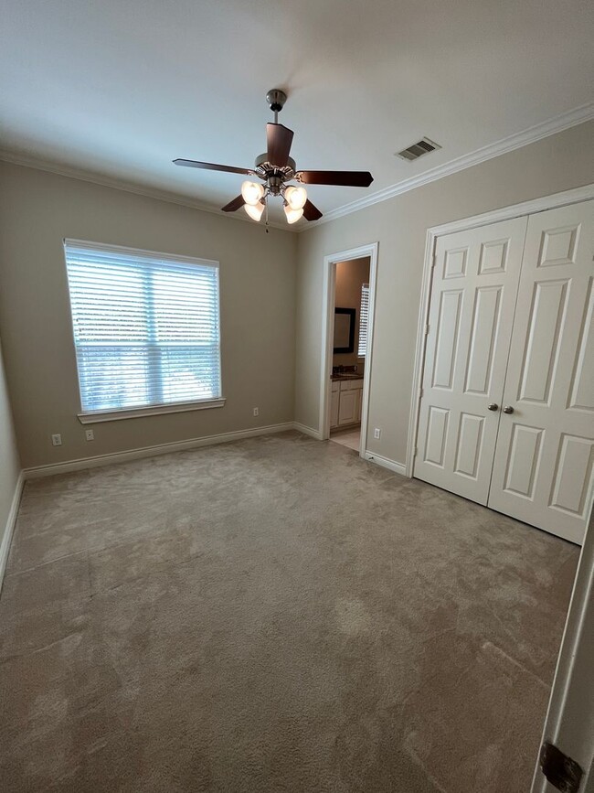 Building Photo - Wonderful 4/3.5 Townhome