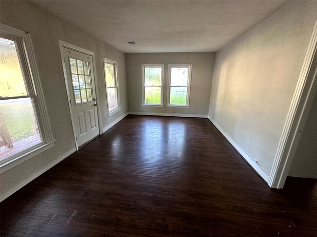 Building Photo - 1308 N San Jacinto St