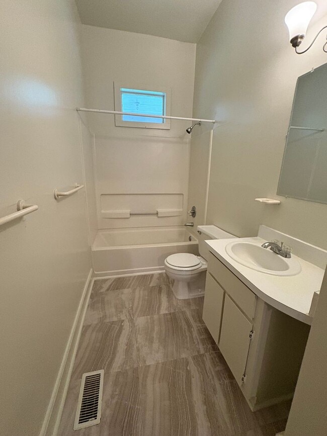 Building Photo - Spacious 3 Bedroom 2 Bath Trinity Park Hou...