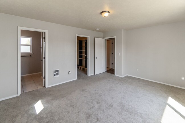 Building Photo - Spacious 3 Bed, 2.5 Bath Home in Spokane V...