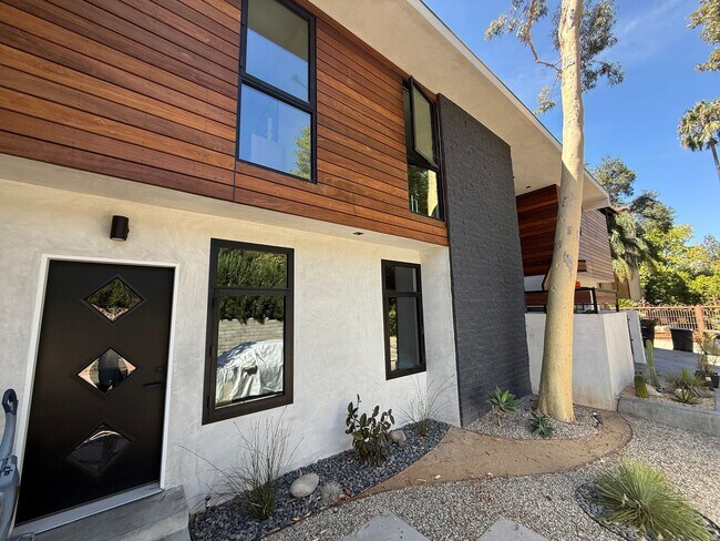Building Photo - Mid-Century Modern 3-Bedroom Home with Pri...