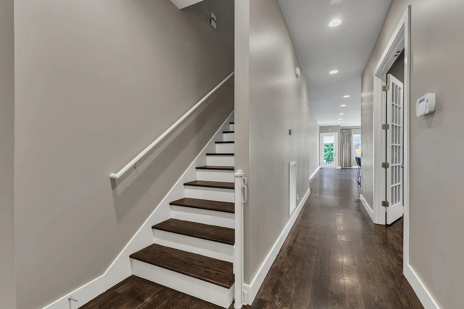 Building Photo - 606B Hume St