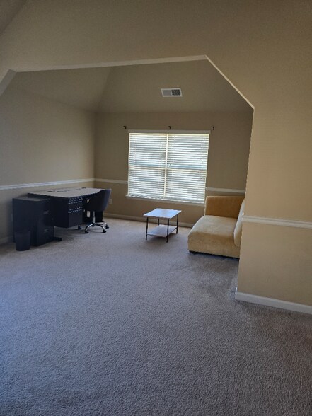 Building Photo - 2797 Huntcliffe Dr