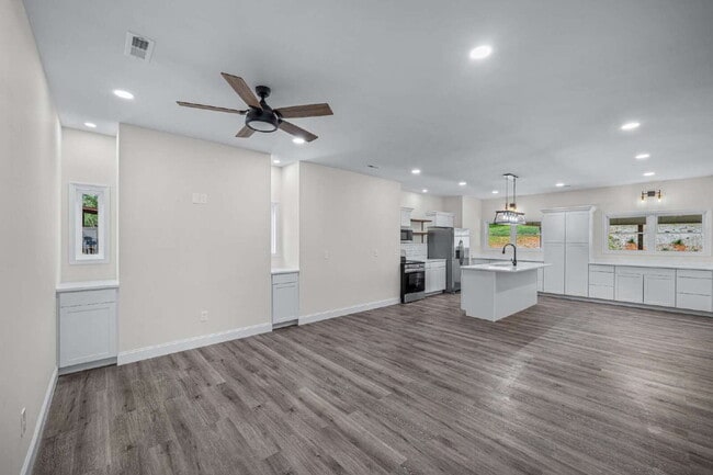 Building Photo - "Brand New 3-Bed, 3-Bath Retreat with Modern LVP Flooring in the Heart of Fort Payne!"