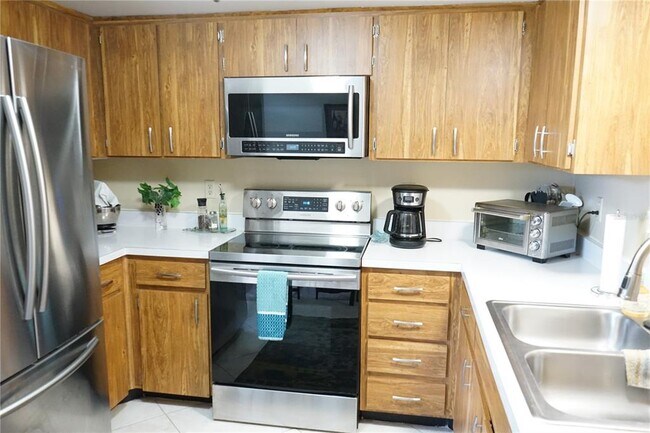 Building Photo - 2102 Hereford Dr