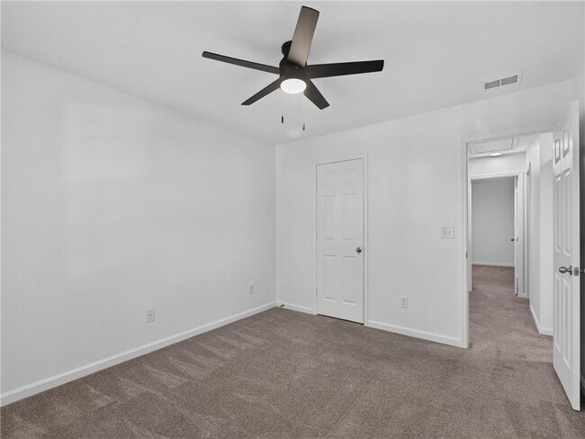 Building Photo - 2820 Mayfair Dr