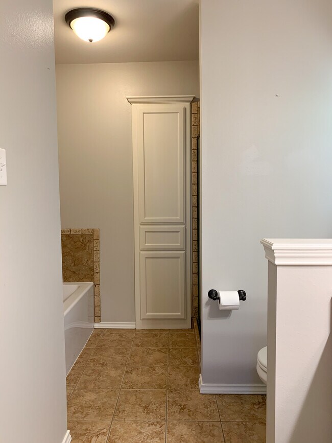 Building Photo - 4213 Lexington Pl