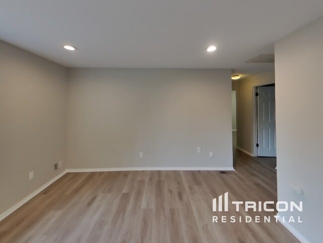 Building Photo - 744 Wallin St