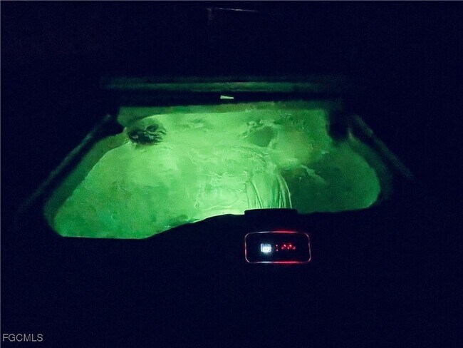 Building Photo - 940 Belmont St E