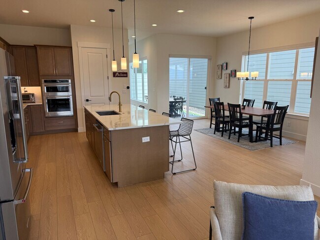 Building Photo - Stunning LIKE NEW 4 Bedroom in Wolf Ranch