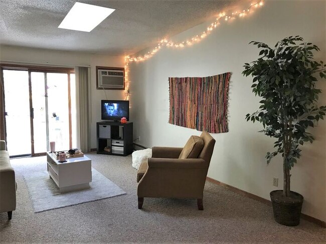 Building Photo - $1,530 | 3 Bedroom, 2 Bathroom Condo | Cat...