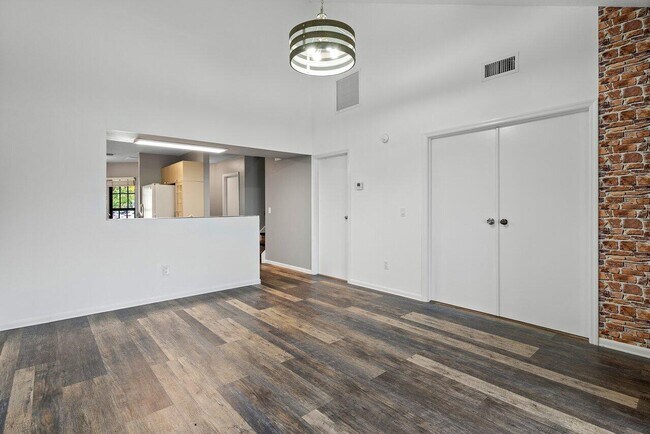 Building Photo - 10325 Hidden Springs Ct