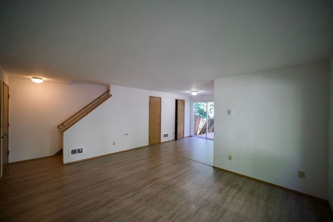 Building Photo - Spacious Townhome with Private Yard Near Lake Stevens!!