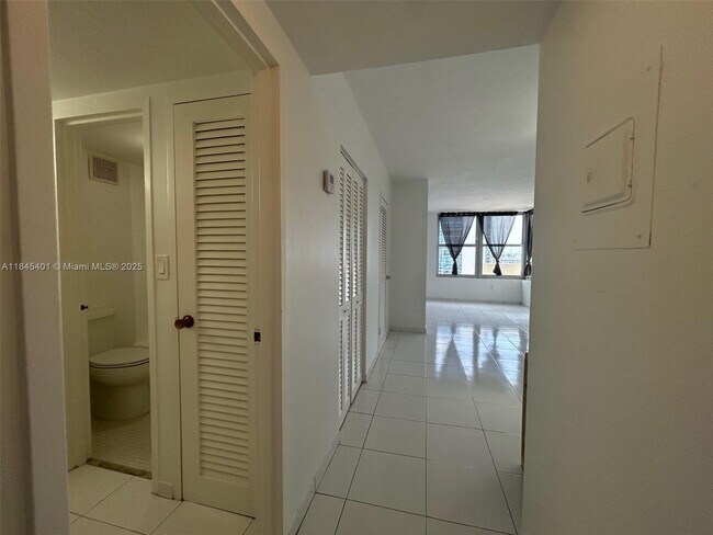 Building Photo - 2899 Collins Ave