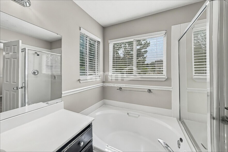 Building Photo - 4154 Westlake Dr