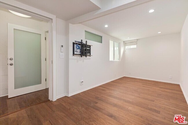 Building Photo - 609 N Doheny Dr