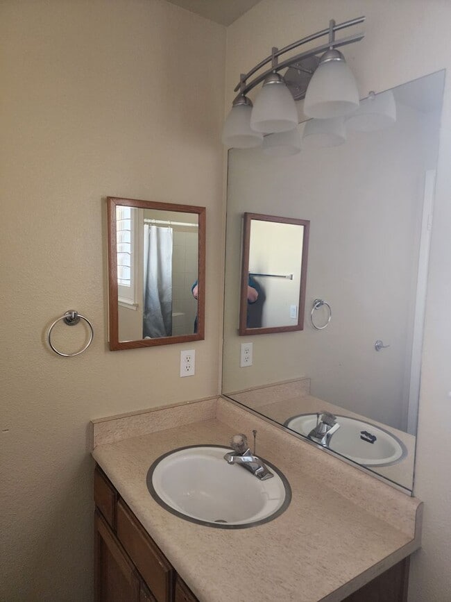 Building Photo - 3 Bedroom 2 Bath in HOA Community with Com...