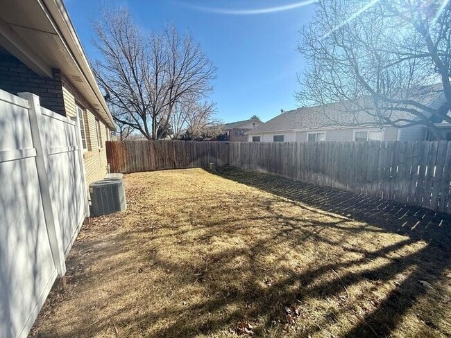 Building Photo - Beautifully Maintained 2 Bed, 2 Bath Ranch Style Townhome with 2 Car Garage in East Loveland