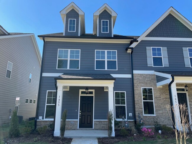 Building Photo - Beautiful Townhome in Downtown Wake Forest