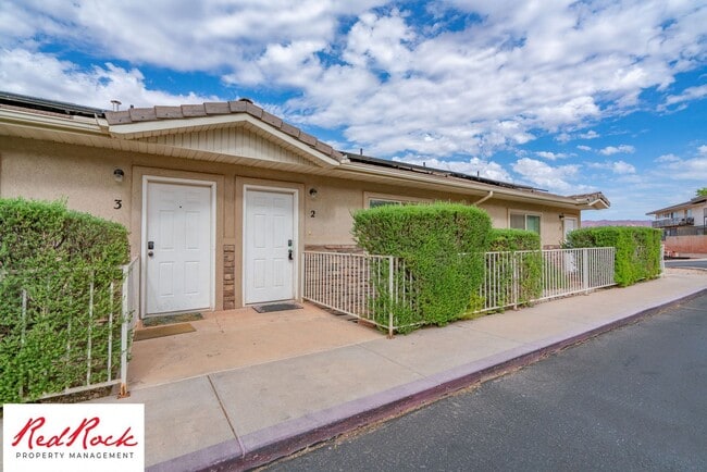 Building Photo - Spacious 3 Bedroom Townhome in Central St....