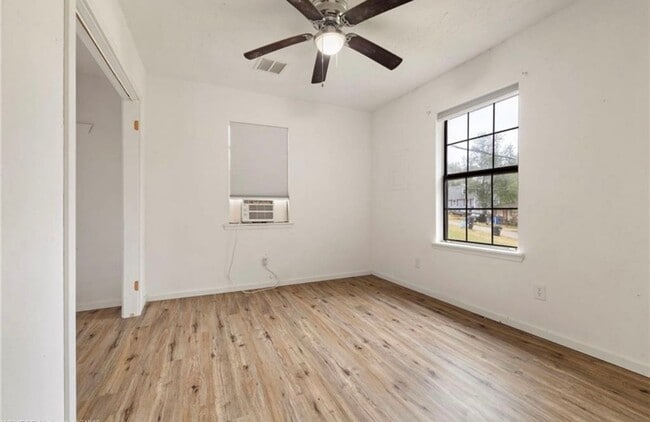 Building Photo - $1500 move-in special