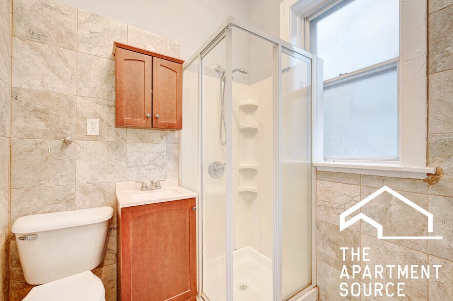 Building Photo - 907 W Belmont Ave