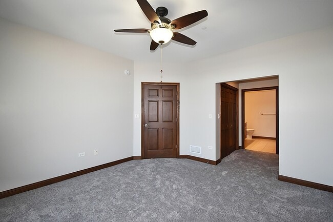 Building Photo - 160 S River St