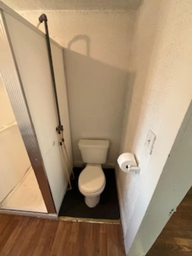 Building Photo - 1 bedroom, 1 bath duplex: Available August 2026!