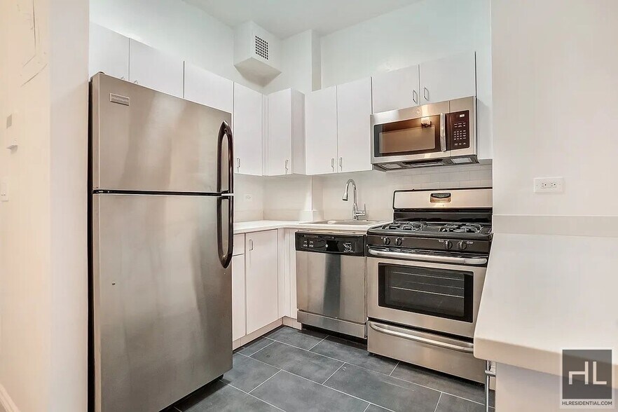 Building Photo - PERFECT Chelsea Studio !!