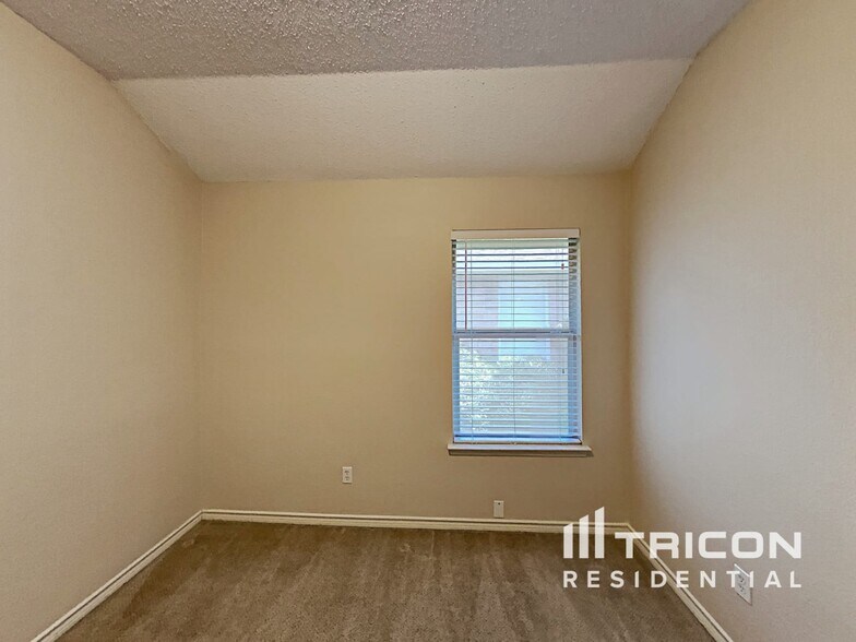 Building Photo - 1558 Aberdeen Dr