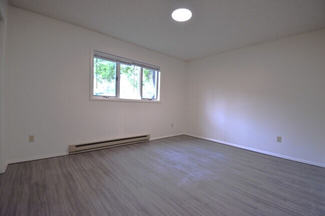 Building Photo - 2BR/1Ba, close to 7th Street, food truck court and shopping
