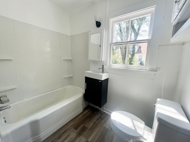 Building Photo - 741 Riverside Ave