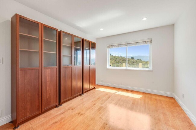Building Photo - 208 Crestview Dr