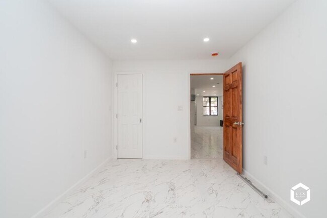 Building Photo - 2 bedroom in JAMAICA NY 11433