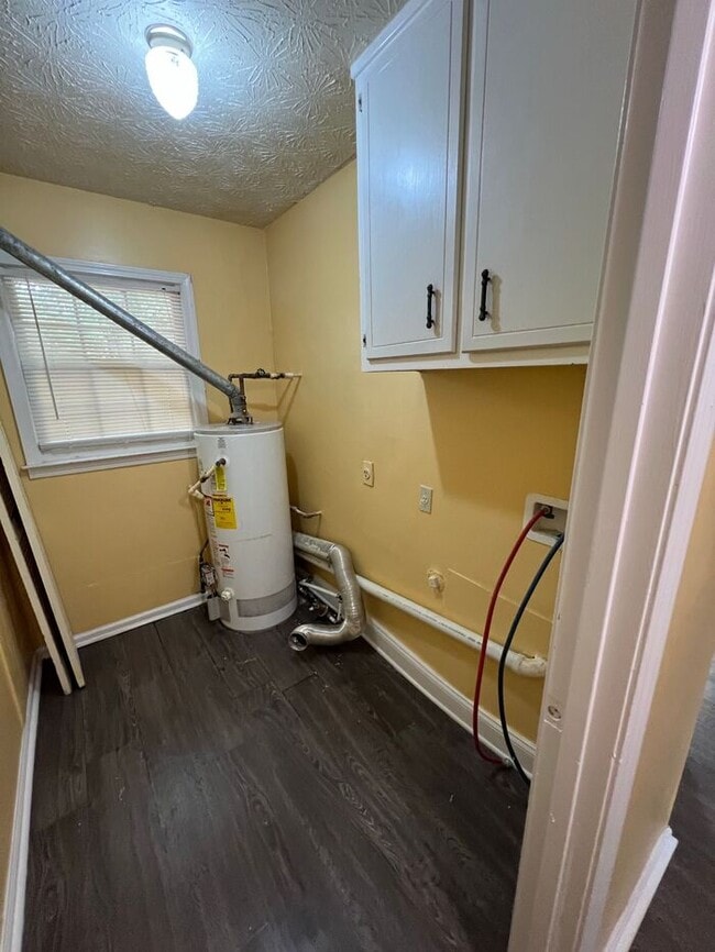 Building Photo - NOW AVAILABLE!!! Beautiful Townhome with M...
