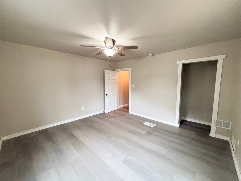 Building Photo - 489 Evergreen Rd