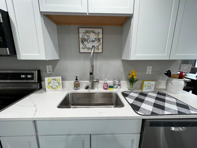 Building Photo - Fully Furnished rental with excellent cent...