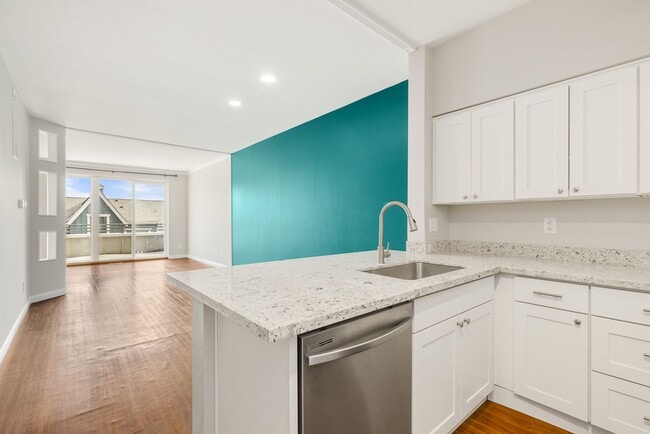 Building Photo - 2 Bedroom 2 Bath Townhouse 2 Car Garage S ...