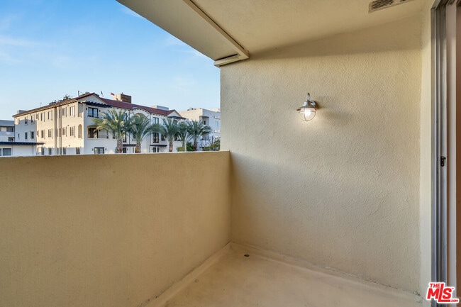 Building Photo - 432 N Palm Dr