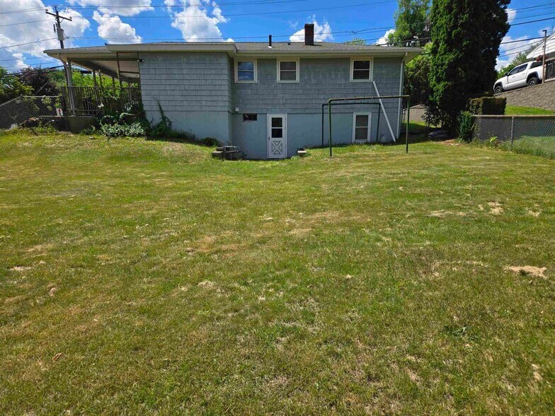 Building Photo - 384 Huse Rd